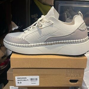 Steve Madden sneakers. Like new. Women’s size 9.